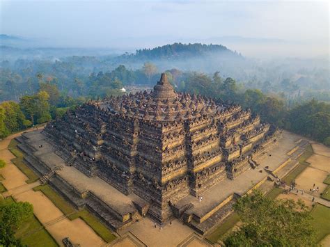 Borobudur 사원 건설: 2세기 마하야나 불교의 번영과 인도 문명 영향의 증거